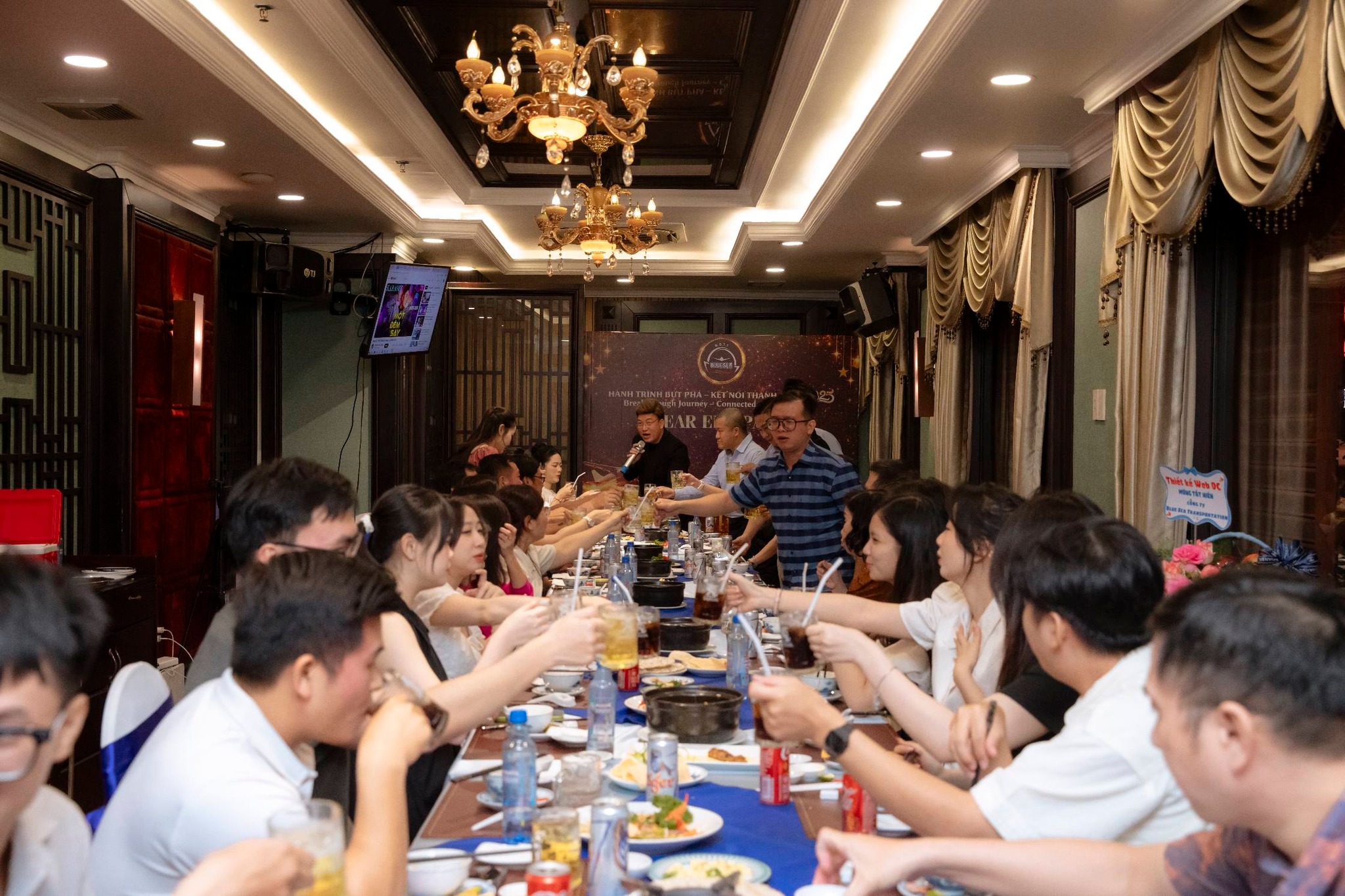 Không khí tiệc vui vẻ